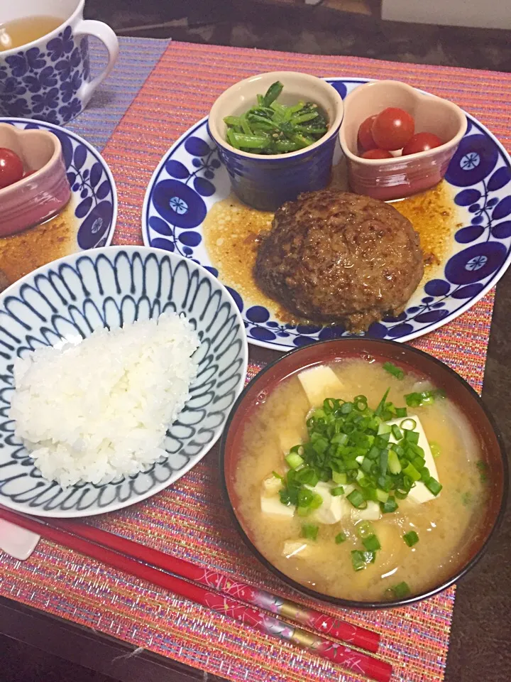 Snapdishの料理写真:照り焼きハンバーグ 新玉と揚げ豆腐のお味噌汁小松菜の胡麻和え、ミニトマト|だるころさん