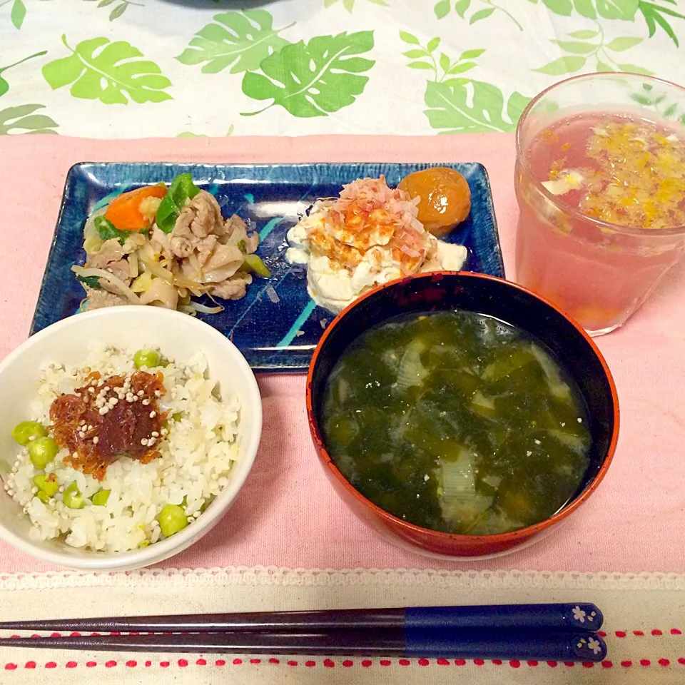 肉野菜炒め、冷奴、豆ご飯、ワカメと玉ねぎの味噌汁、ソーダ水にママレード＆ブルーベリージャムの蜂蜜割り|♥️さん