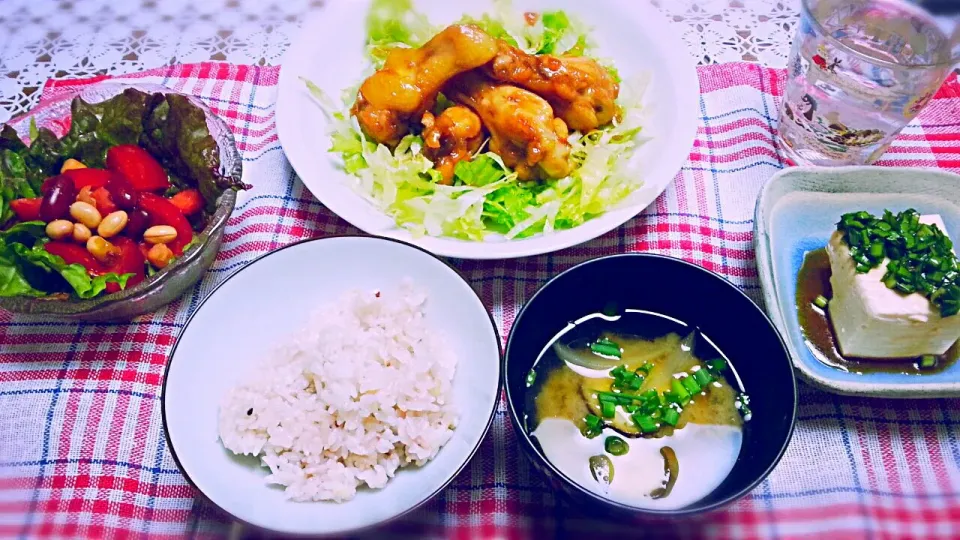 Snapdishの料理写真:6/1の晩ご飯☆手羽元の甘辛煮・ニラ奴・トマトと豆のサラダ|なべちゃんさん