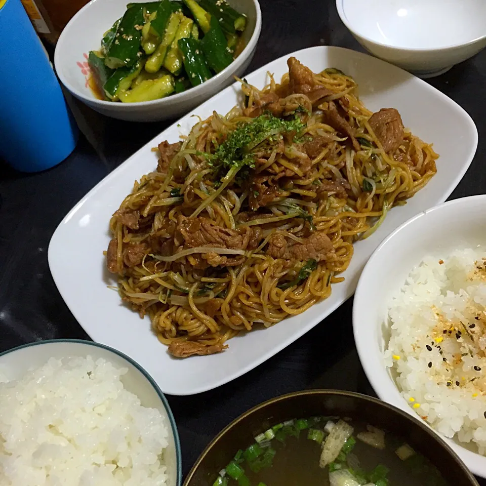 今日の晩ご飯は、あげ玉入り水菜の焼きそば、たたききゅうり、味噌汁。|ゆえさん