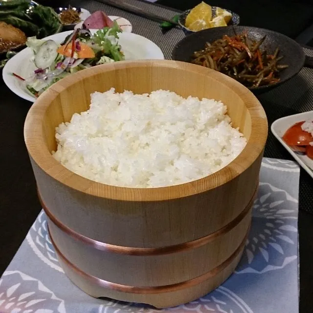 おひつデビュー✨
staubで炊いたご飯をおひつに移すとめちゃくちゃ美味しいです！
幸せ！|akemi🐝さん