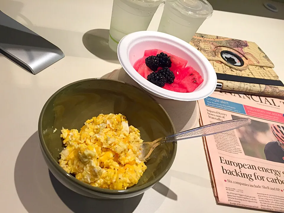 Scrambled eggs & fresh fruit!|Yummy Geeさん