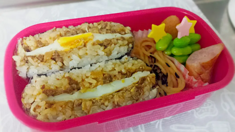 Snapdishの料理写真:#お弁当  #おにぎらずの具は豚挽き肉の甘辛煮にマヨネーズと目玉焼き  #冷凍たらこスパゲティ #ウインナーはシャウエッセン #枝豆|♡さん