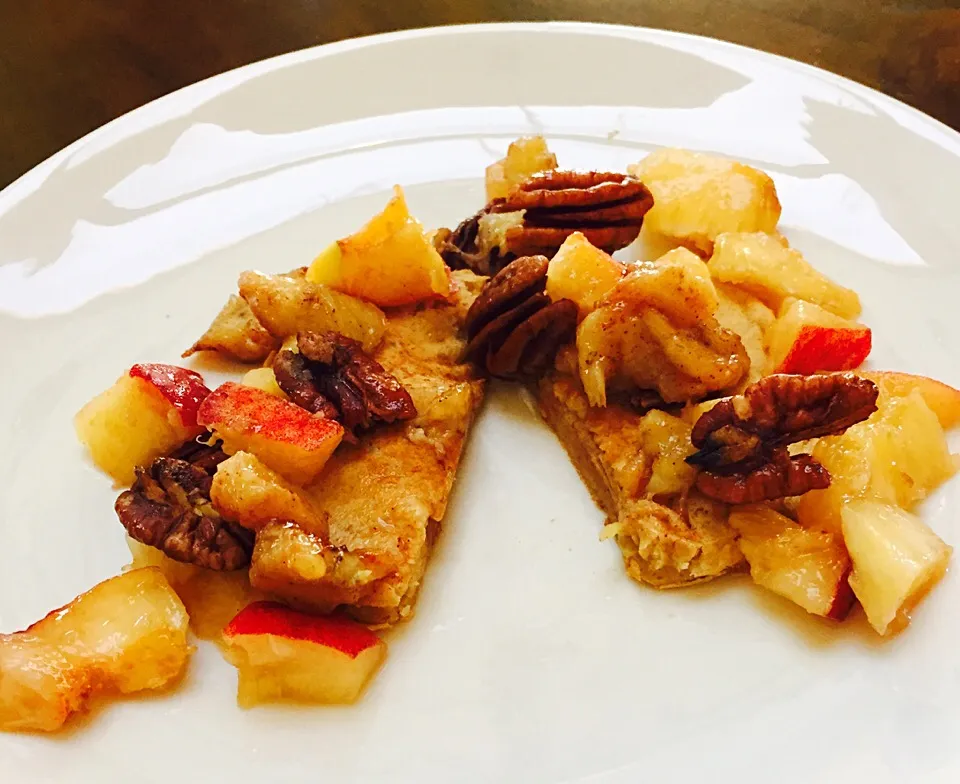 Whole wheat pancakes with peanut butter filling topped with caramelized & cinnamon spiced bananas, peaches and pecans|victoria valerioさん