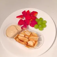 Mediterranean Hummus, Pita Chips, Green Seedless Grapes, Strawberries|Alessandra Teresiさん