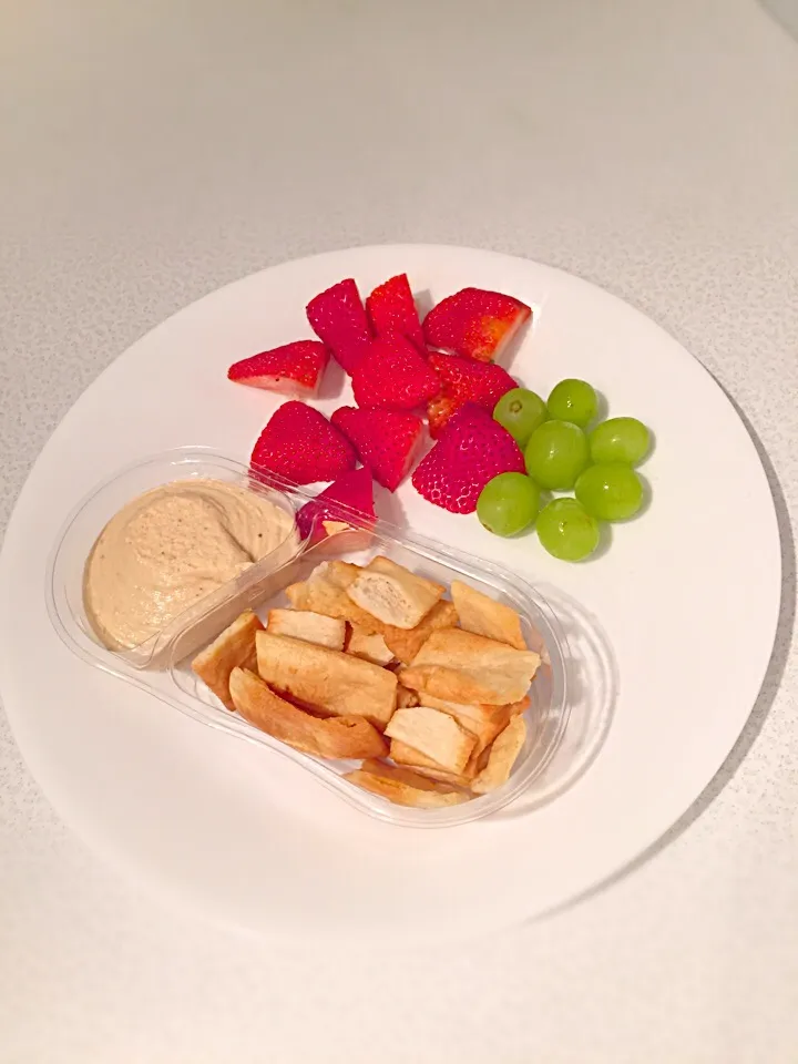 Mediterranean Hummus, Pita Chips, Green Seedless Grapes, Strawberries|Alessandra Teresiさん