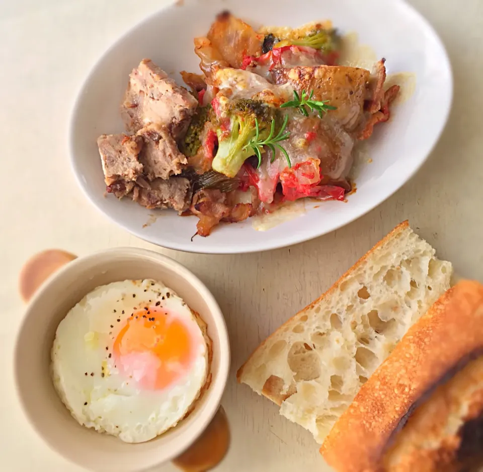 休日の朝ご飯。                     伊賀 諏訪の城戸さんの平飼いたまご バケット リェット 野菜のオーブン焼|ウルーウールさん