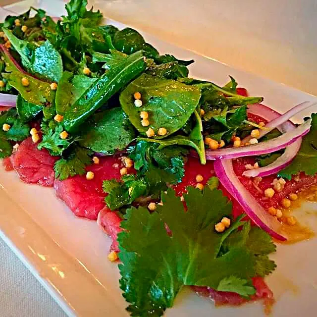 beef tataki kilawin , thinly sliced raw beef with cilantro,red onions,ginger|CHUENCHAIさん