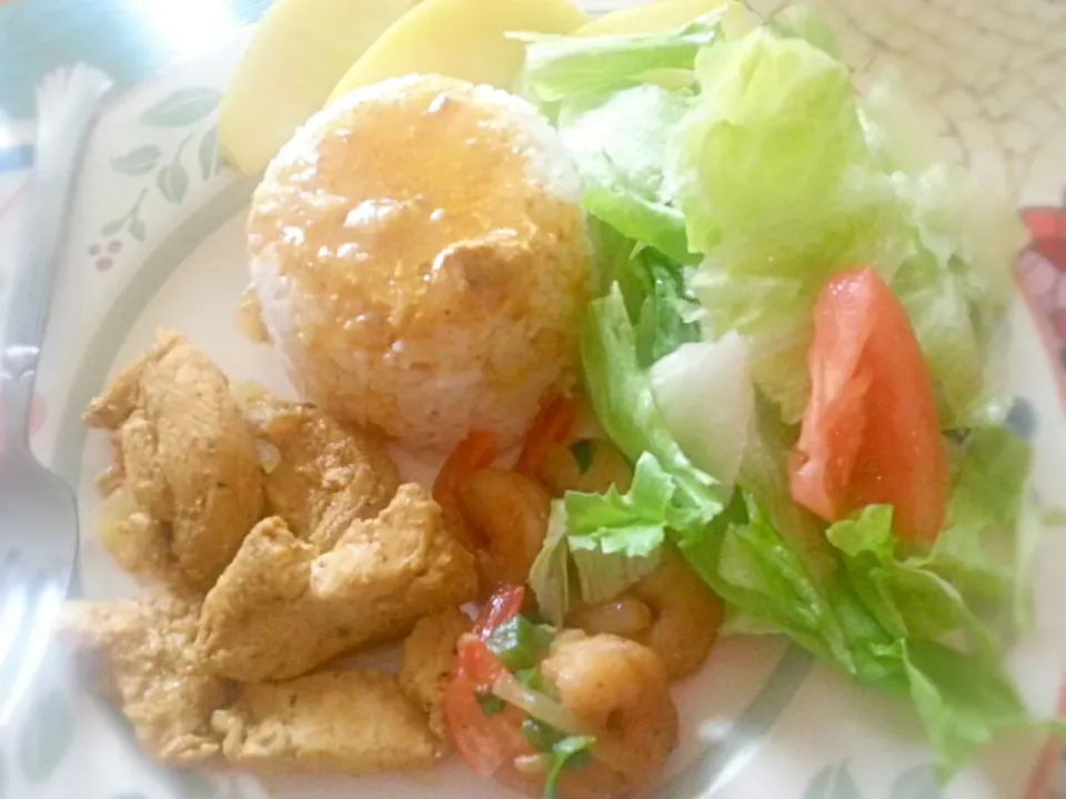 curry chicken and jasmine rice with garlic shrimp|Alicia Kimaliさん