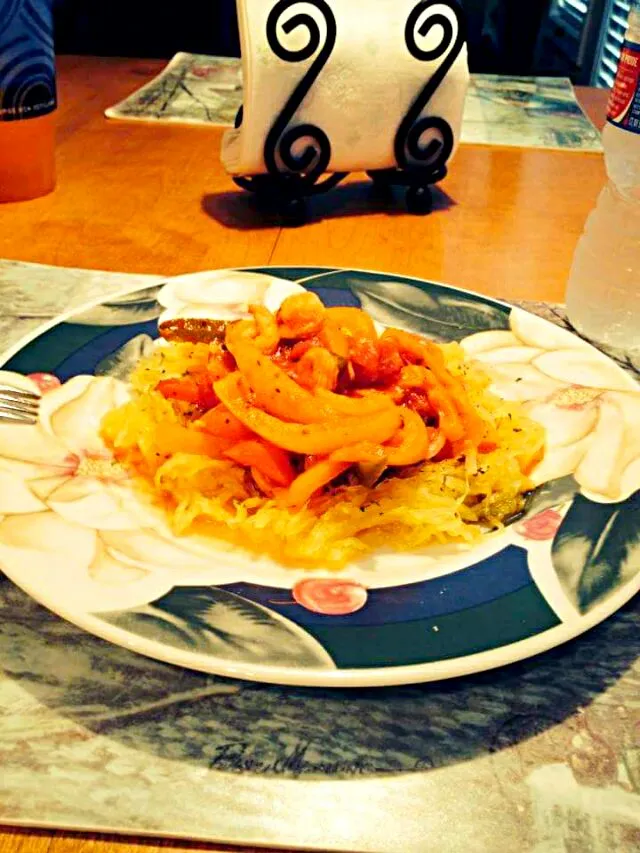 spaghetti squash with peppers tomatoes.|CHUENCHAIさん