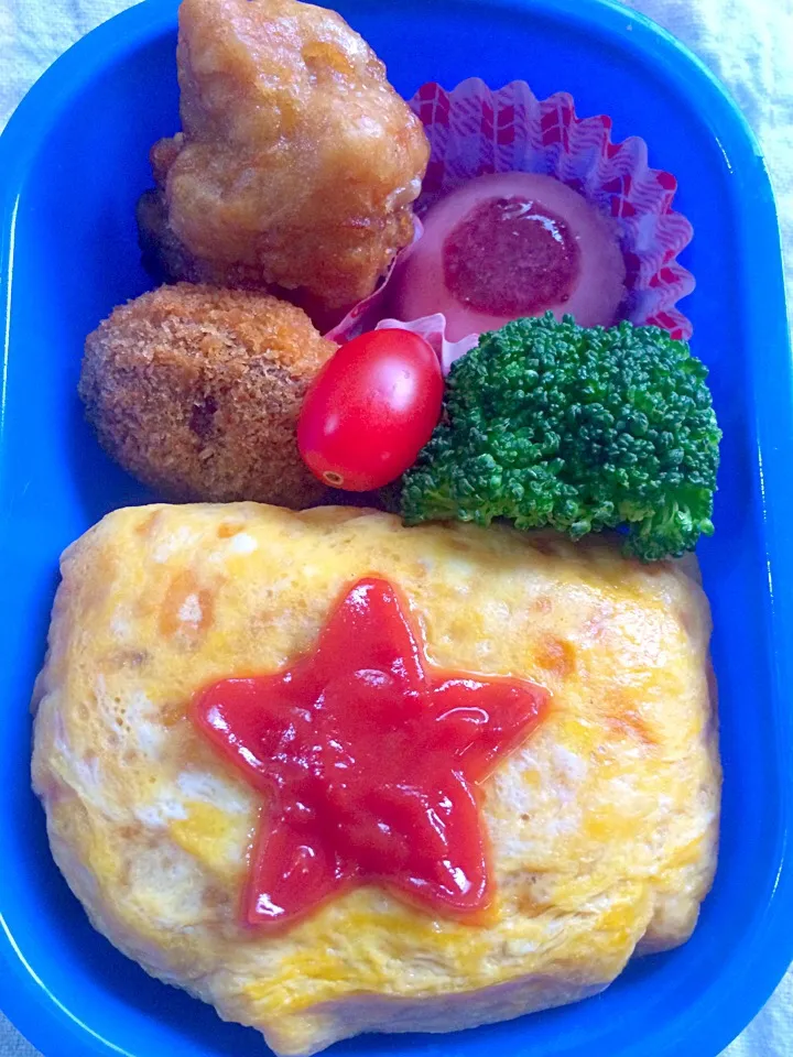 Lunch box☆omelet w/a filling of ketchup‐seasoned fried rice⭐︎ｵﾑﾗｲｽ弁当|🌈Ami🍻さん