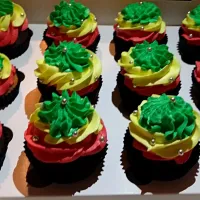 sunshine reggae cupcakes #cupcakes #rasta. follow #littlemisscupcakes15 on fb.|Lilly Seuさん