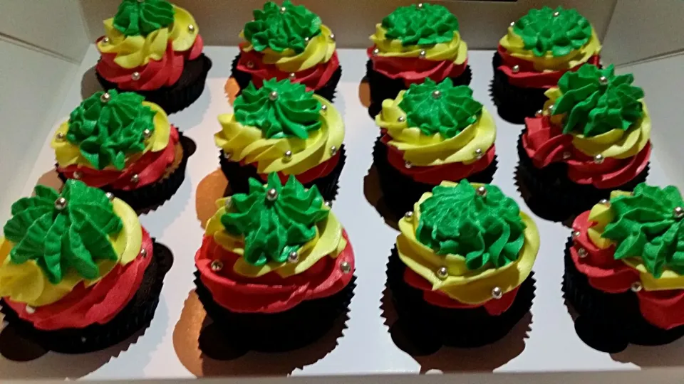 sunshine reggae cupcakes #cupcakes #rasta. follow #littlemisscupcakes15 on fb.|Lilly Seuさん