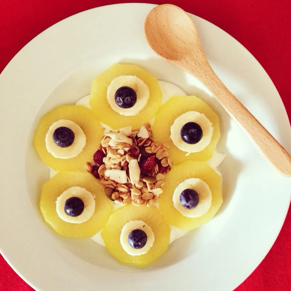 Greek yogurt with golden kiwi, banana, blueberries and homemade granola for breakfast|coxiella24さん