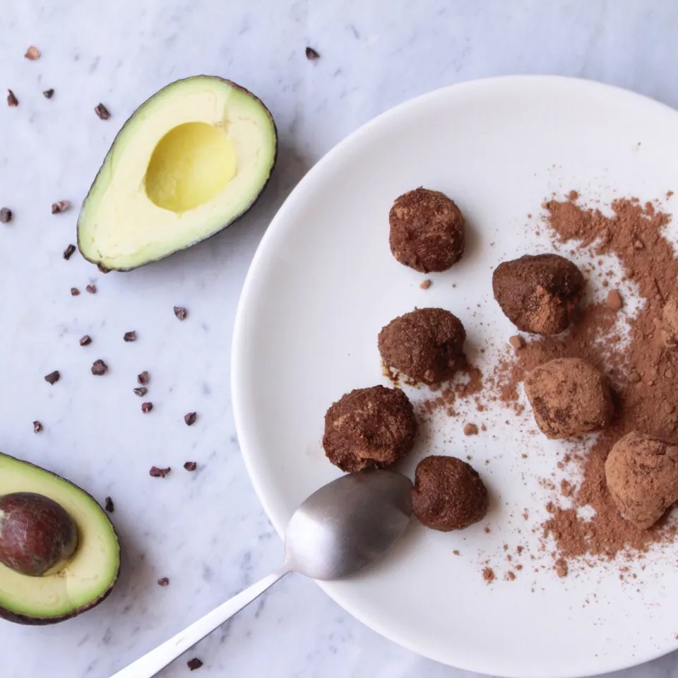 Avocado chocolate truffle ダイエット中でも食べれる、栄養満点のアボカドチョコレートトリュフレシピ♡|Yukiko Matsudaさん