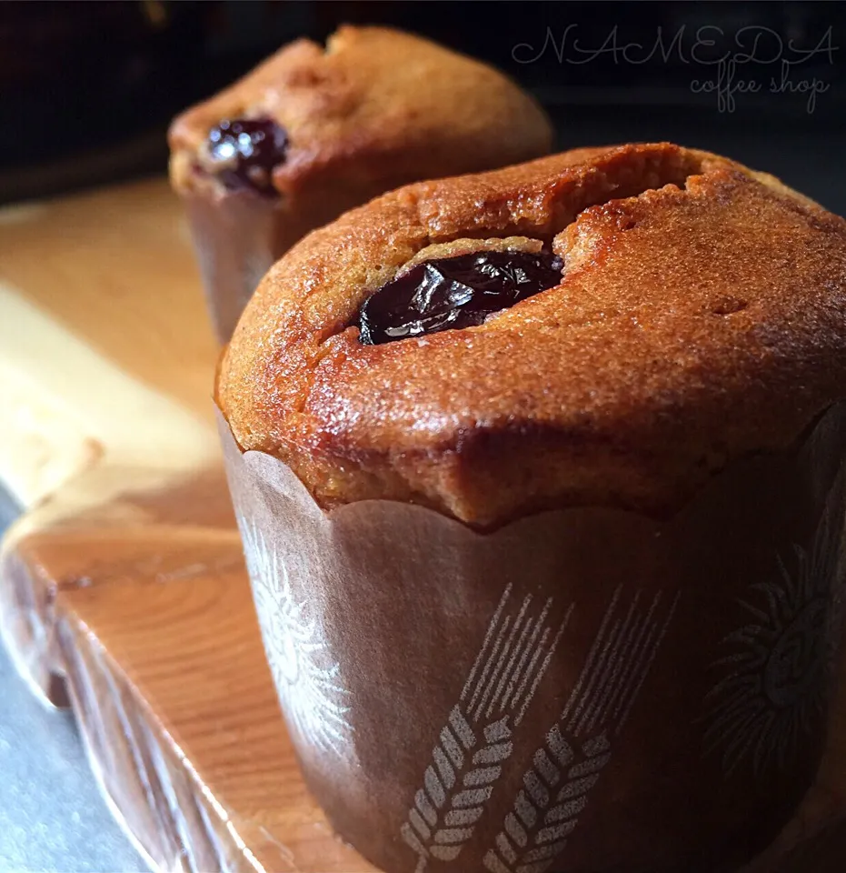 Snapdishの料理写真:ナメダ珈琲店・贈答用茶菓子🍒アメリカンチェリーのコンポート&クリームチーズのマフィン🍒ʕ-̼͡-ʔ🍒|七海さん