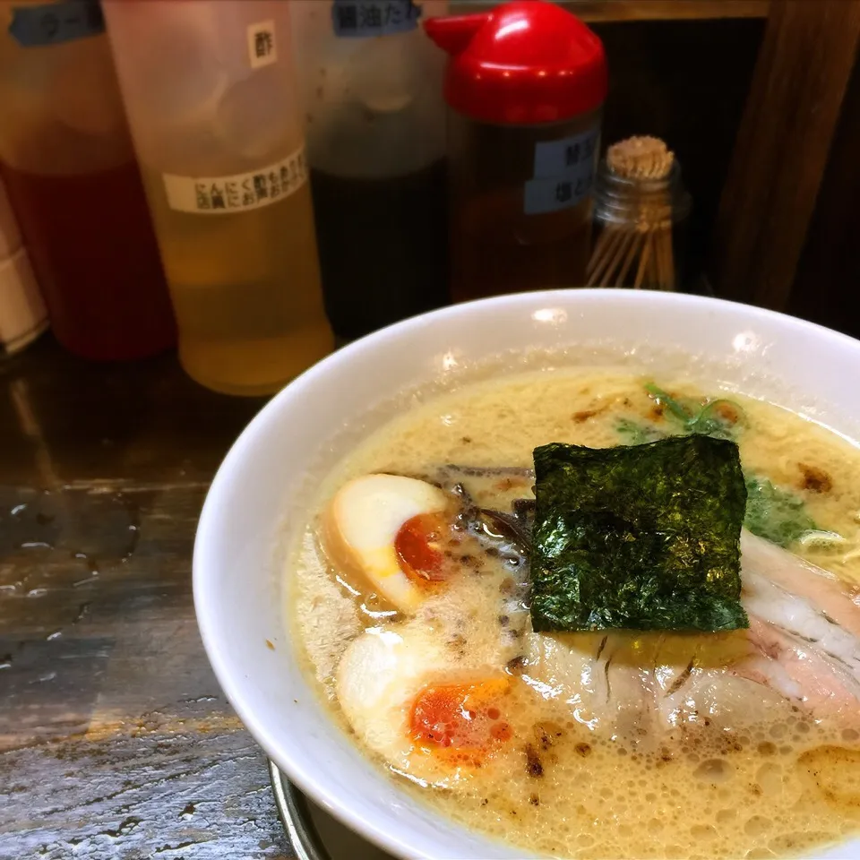 【神保町昼食探訪】
哲麺  豚骨醤油味玉ラーメン
50円で替玉食べ放題
隣のお兄ちゃんダブル(2玉)を3回
お、やるなおもしろい
昔、"痩せの大食い"
今は痩せのが抜けただけ
しかし時間がない、今日のところは3玉だけど次回あった時にはダブル4回いくかんね|Yogiさん