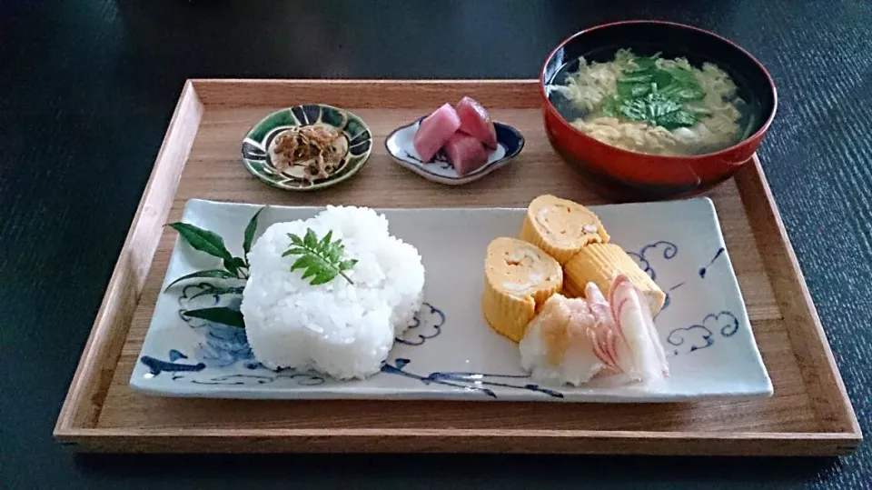 おひつにいれた残りご飯で早目の夕飯
だし巻き玉子
ちりめん山椒
かきたま汁
赤かぶ漬け|akemi🐝さん