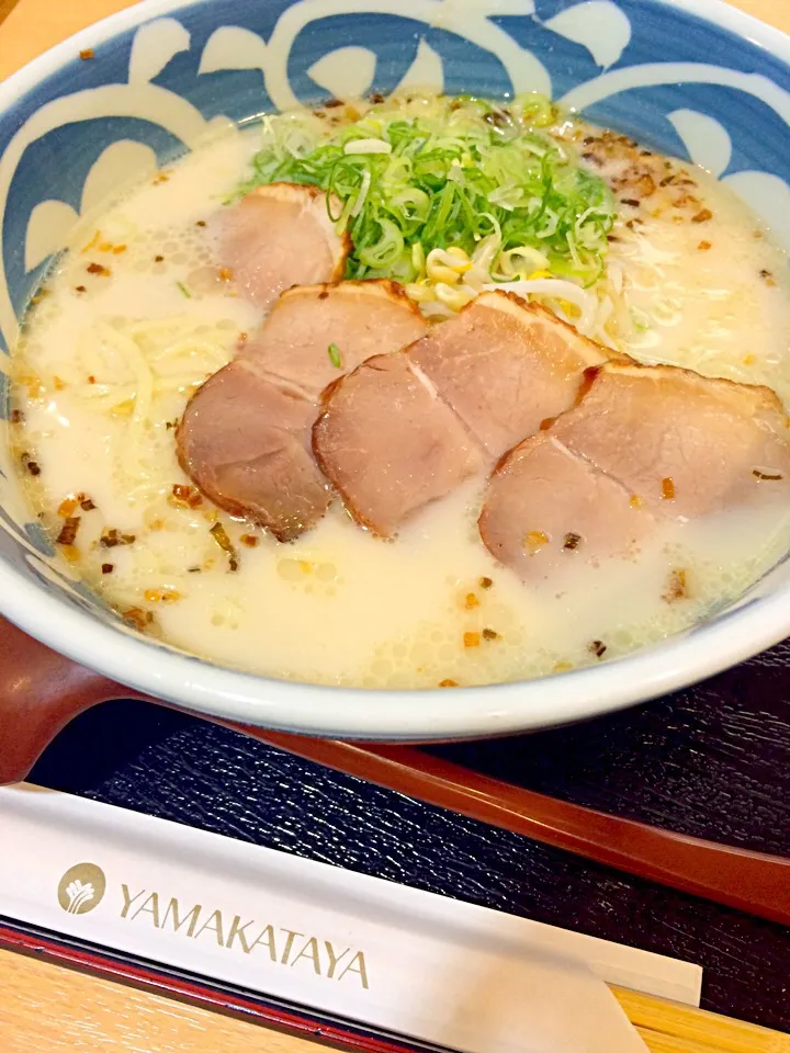 Snapdishの料理写真:黒豚チャーシューとんこつラーメン|あきらさん