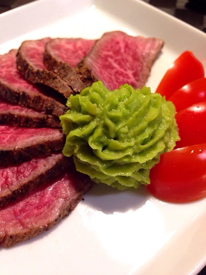 Snapdishの料理写真:ローストビーフ わさびアボカド添え Roated beef with wasabi avocado|ぞうさんのお台所さん