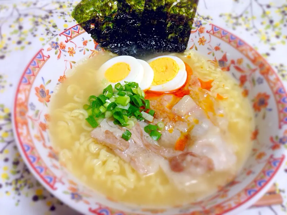 塩ラーメン(インスタント)に胡麻しゃぶのタレにラー油を入れました♪|foochanさん