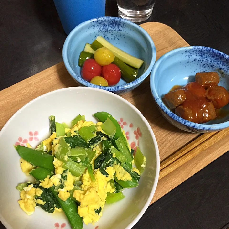 今日の晩ご飯は、スナップえんどうと小松菜の卵炒め、トマトミートボール、フルーツトマトときゅうりのピクルス。|ゆえさん