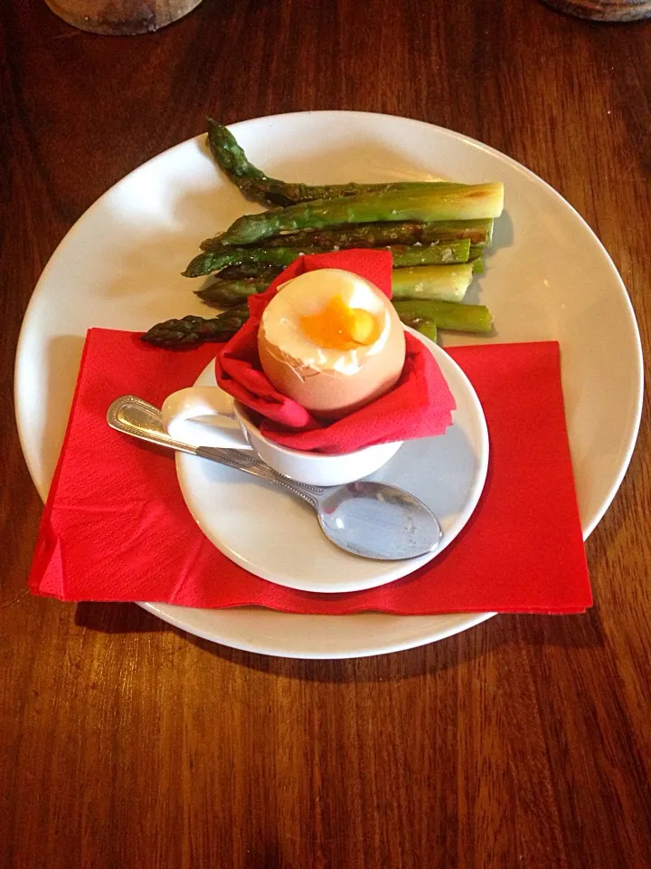 Asparagus with soft boiled eggs.|emmaさん