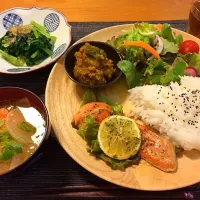 プレート晩御飯（鮭のムニエル、カボチャのそぼろ煮、豚汁、小松菜のお浸し）|こびさん