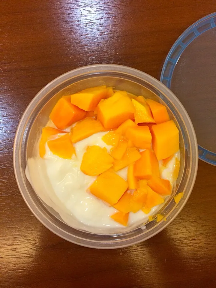 Yogurt griego con mango #snack|Luisa Martinezさん