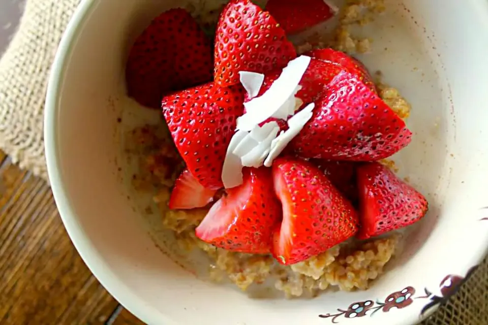 Quinoa and Oatmeal with Strawberries and Almond Milk.|lisaさん