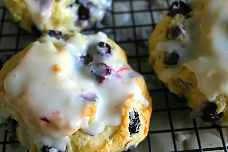 Homemade Organic Blueberry Scones with a Lemon Zest Glaze.|lisaさん