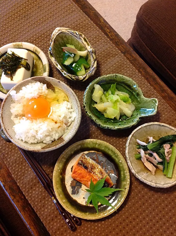 卵かけごはん  小松菜煮  野沢菜昆布と冷奴  鮭  キャベツの浅漬け  きゅうりとミョウガの浅漬け|izunさん