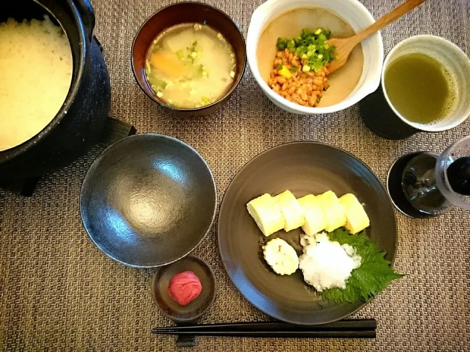 今日の朝ご飯♪
●土鍋炊きたてご飯
●だし巻き玉子＆鬼おろし
●納豆
●お味噌汁に 原了郭さんの黒七味
●梅干し|yokoさん