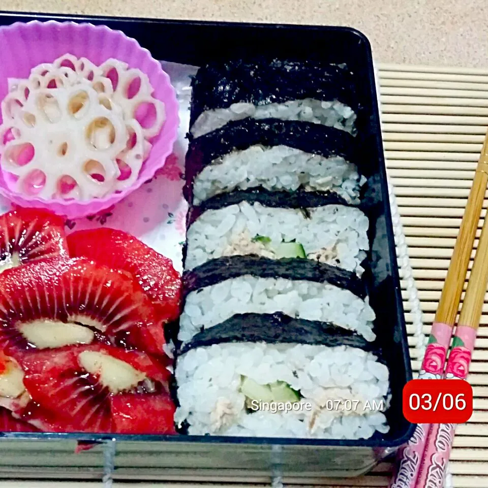 Tuna Sushi with lotus roots pickles b very sweet red kiwi|Chua Jeanさん