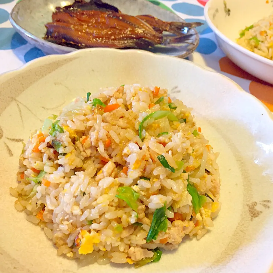 レタスとカニカマの和風炒飯とイワシのみりん干しで手抜きランチ´◡`|さくたえさん