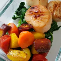 Snapdishの料理写真:Scallops and rainbow carrots, sautéed spinach|Julia Karma Aguillon-Garciaさん