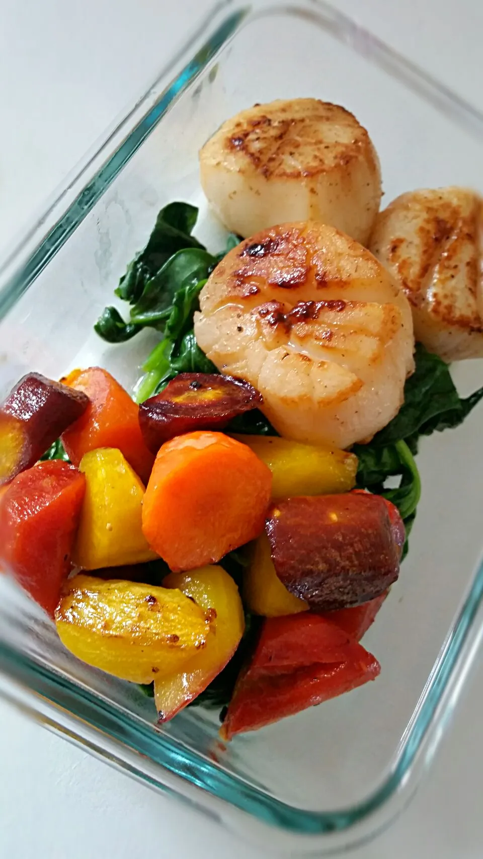 Snapdishの料理写真:Scallops and rainbow carrots, sautéed spinach|Julia Karma Aguillon-Garciaさん