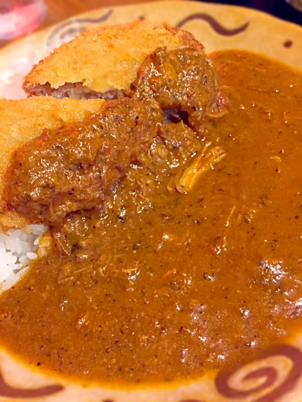 チキンカレーメンチカツ乗せ！チキンがよく煮込まれてスパイシーです！|Tomyさん