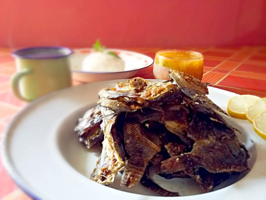 lunch with tilapia fish jerky, sayur asem, and hot tea..... sooooo yummie.|miaellyさん