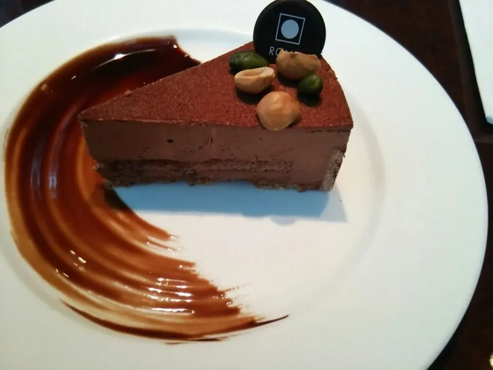 Snapdishの料理写真:ヘーゼルナッツのチョコレートケーキ|Kenichi  Genjidaさん