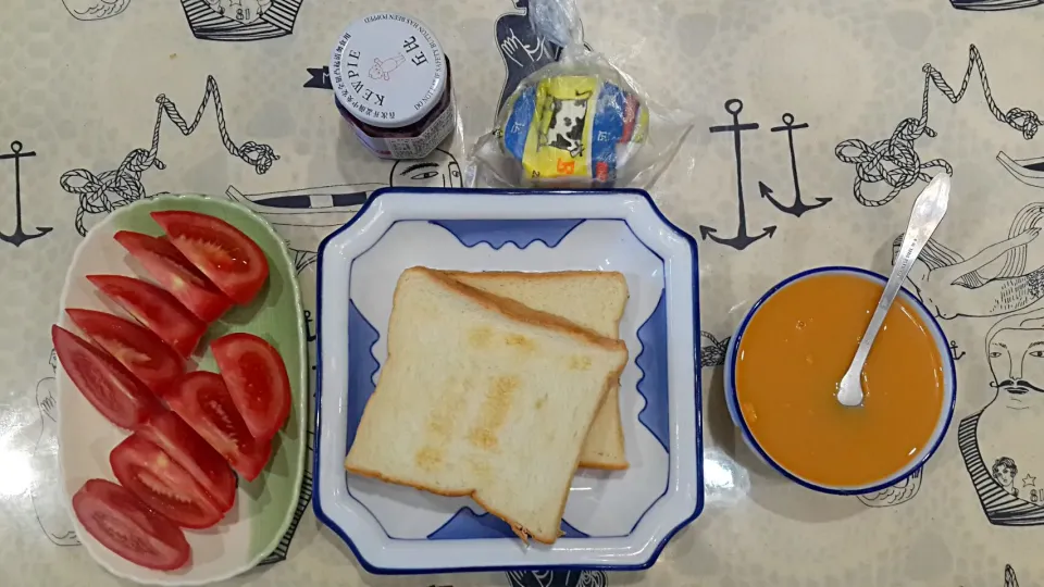 Snapdishの料理写真:Toast+tomato+Bluberry Jan+Butter|miorumioruさん