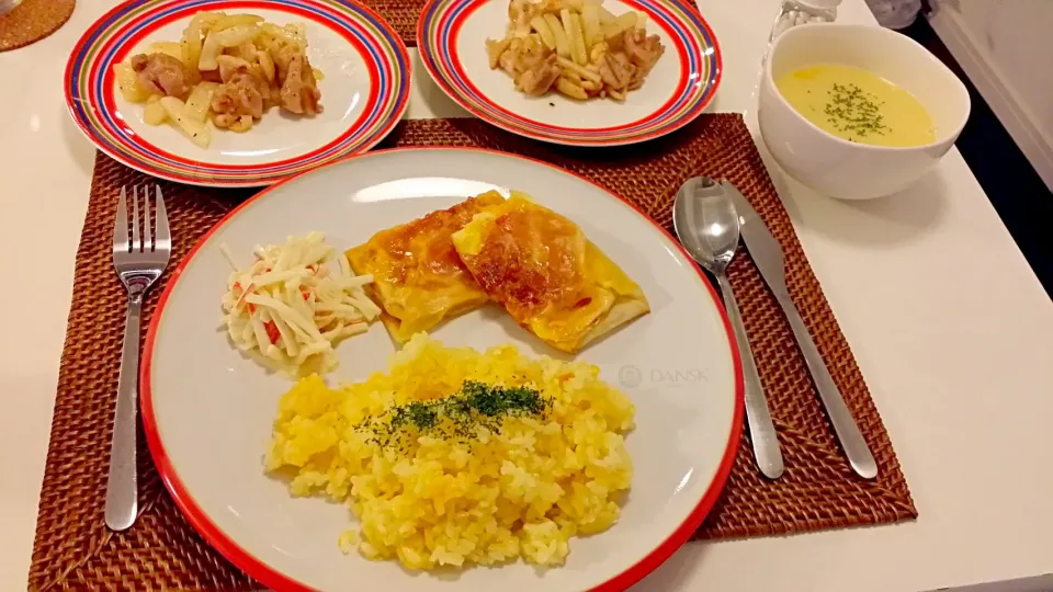 今日の夕食 鶏肉と大根のオリーブオイル炒め、イタリアン春巻き、大根サラダ、人参の炊き込みピラフ、コーンスープ|pinknari🐰🌈さん