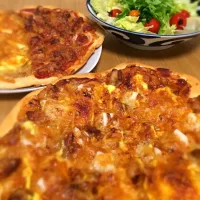 Snapdishの料理写真:照り焼きチキンおもちピザ&ツナエッグとウィンナーのハーフ♥️|あずきさん