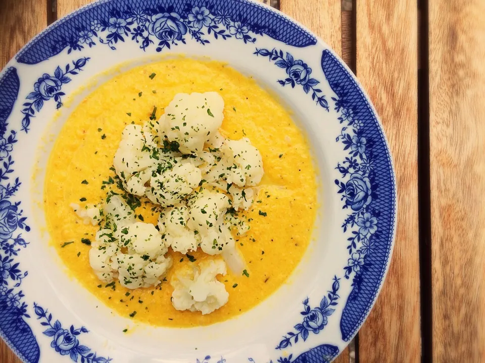 steamed cauliflower with a very creamy carrot sauce 😋 so delicious and easy to cook!|CatzeMDさん