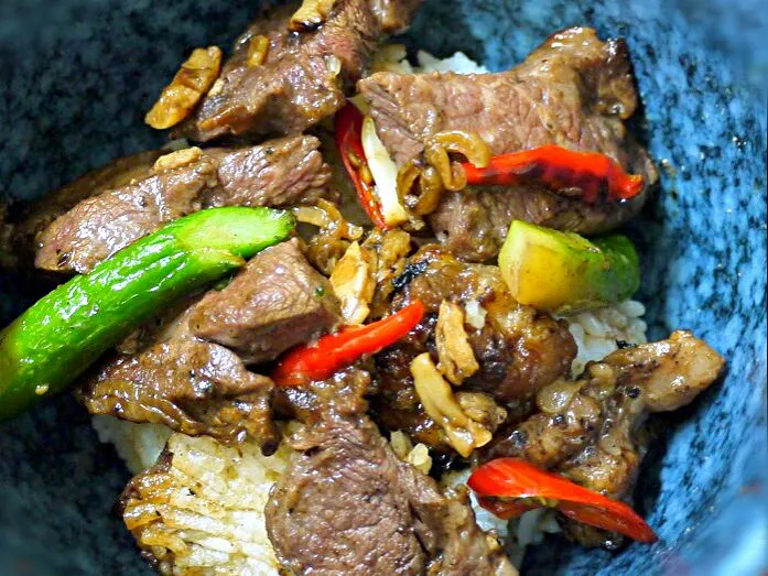 Snapdishの料理写真:トドメ丼(中華おこげ餡かけと牛肉の沙茶醤炒めでした...)|ふかرさん