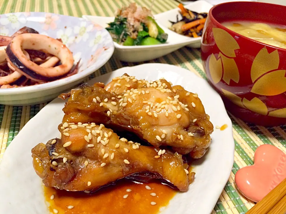 ♡手羽元の甘辛さっぱり煮♡イカの炒め物♡小松菜と油揚げのお浸し♡ひじきの煮物♡なめこ味噌汁♡|miyuさん