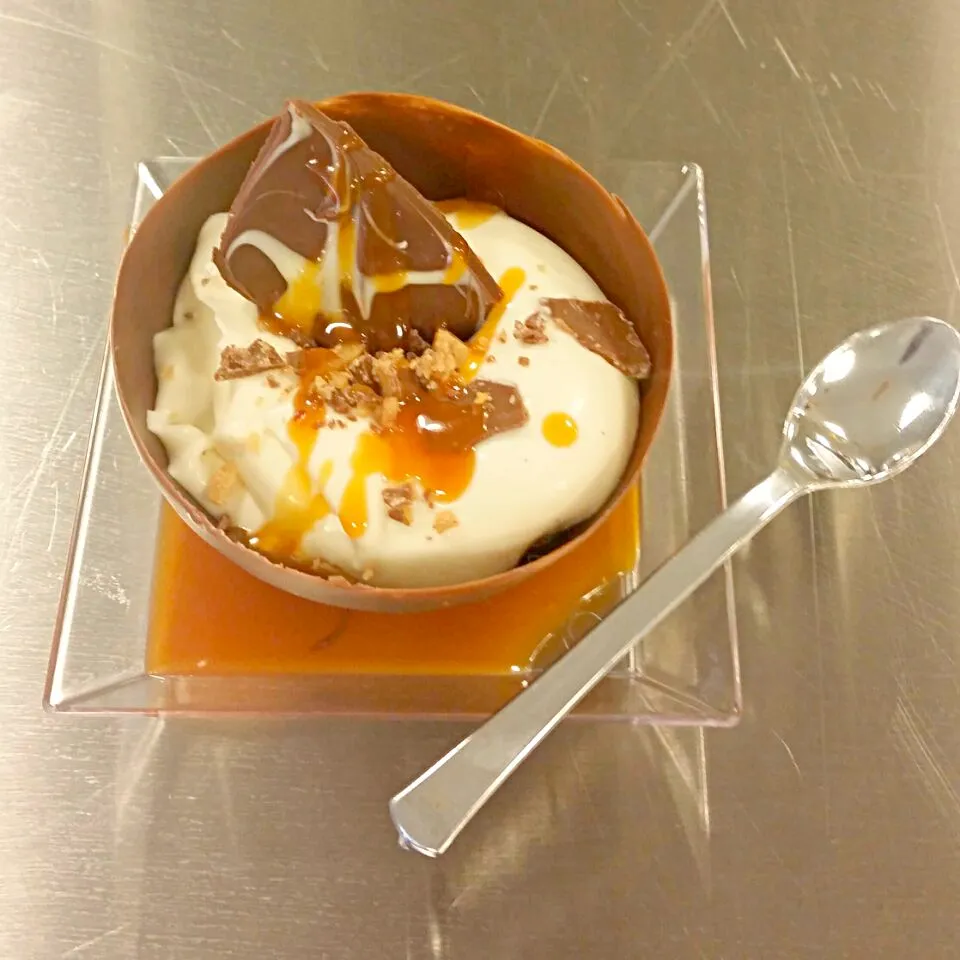 Chocolate bowl with a chocolate mousse top with caramel drizzle and  chocolate toffie|crystalさん