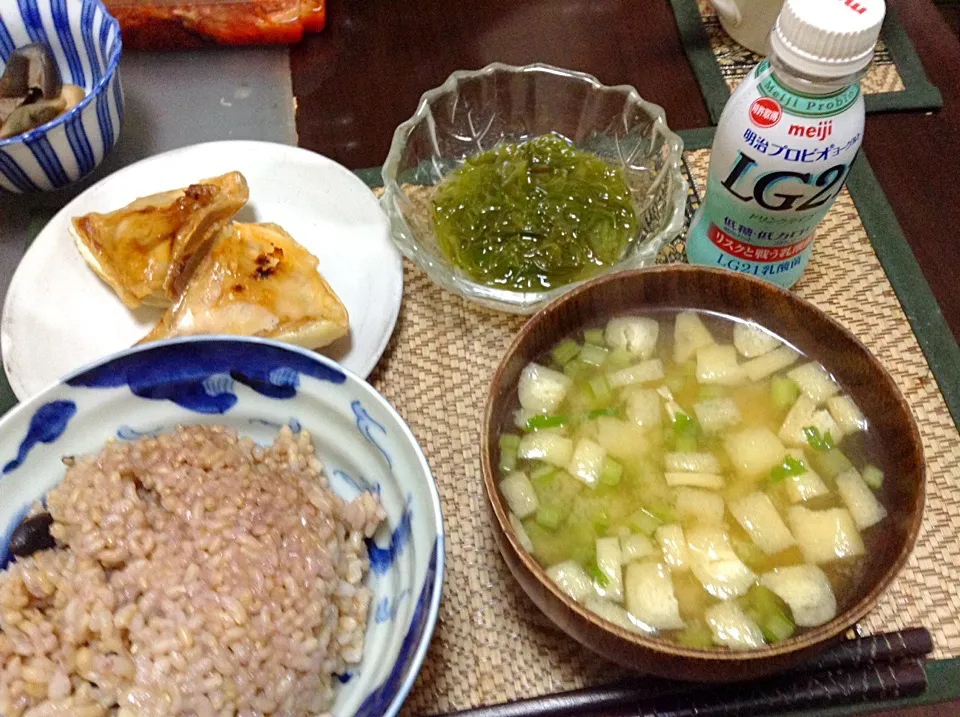 鮭カマ＆めかぶ＆菜っ葉の味噌汁|まぐろさん