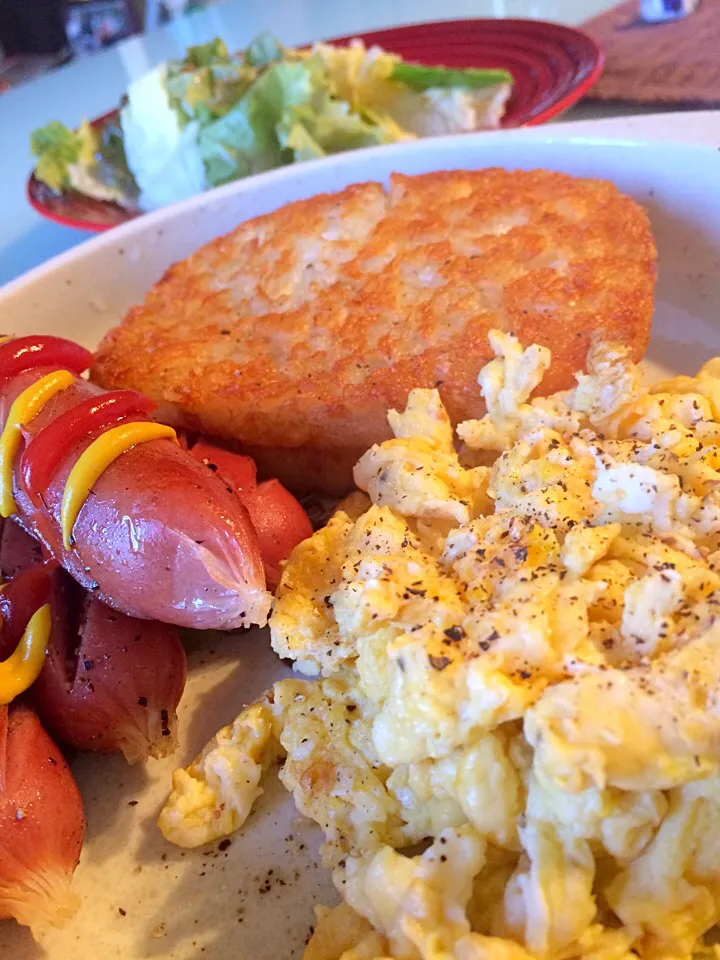 Scrambled eggs , hash brown and sausage with salad|Nigelさん