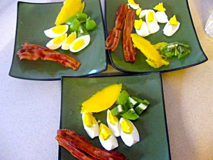 breakfast,mango kiwi eggs bacon|CHUENCHAIさん